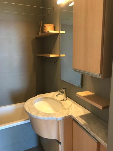 a bathroom with a sink and a mirror at Appartamento con vista sull'Alpe di Siusi in Bulla