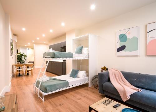 Katil dua tingkat atau katil-katil dua tingkat dalam bilik di BILBAO RIVERSIDE by STAYNN APARTMENTS