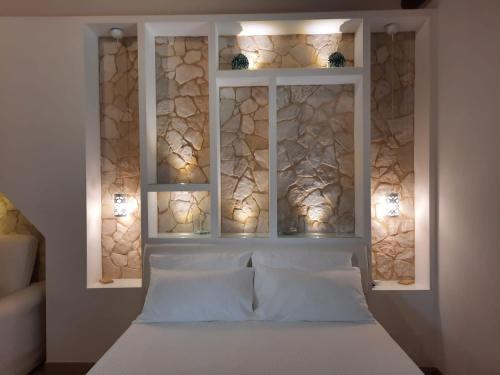1 dormitorio con cama blanca y ventana con luces en Cocciu D'amuri Luxury, en Portopalo di Capo Passero