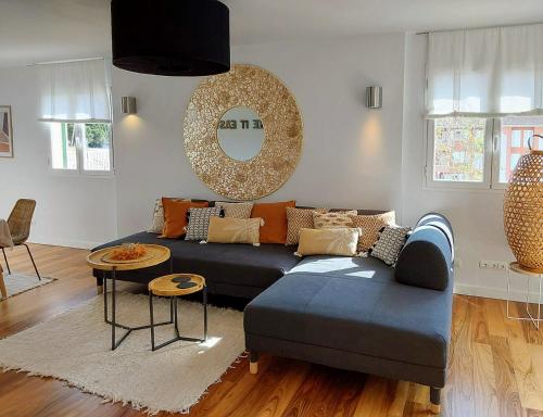 ein Wohnzimmer mit einer Couch und einem Tisch in der Unterkunft Havana Penthouse in Cala Ratjada