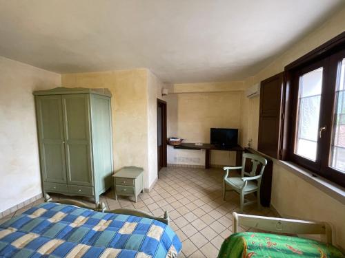 a bedroom with a bed and a desk in a room at Agriturismo Il Pozzo in Polla
