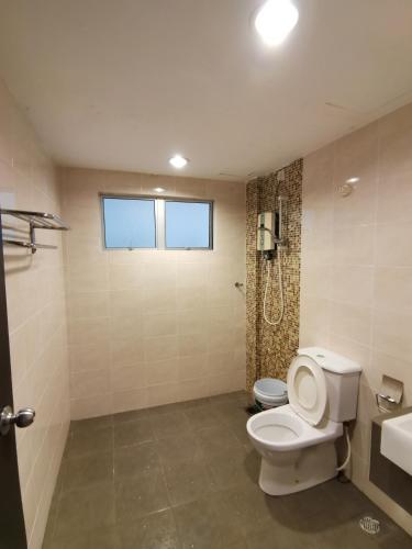 Bilik mandi di Spacious & Homey Apartment at Marina Island by JoMy Homestay