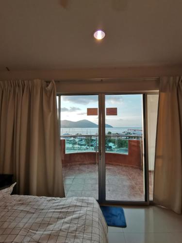 Katil atau katil-katil dalam bilik di Spacious & Homey Apartment at Marina Island by JoMy Homestay