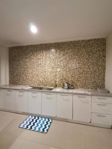 Dapur atau dapur kecil di Spacious & Homey Apartment at Marina Island by JoMy Homestay