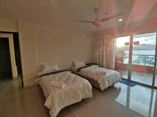 Een bed of bedden in een kamer bij Spacious & Homey Apartment at Marina Island by JoMy Homestay