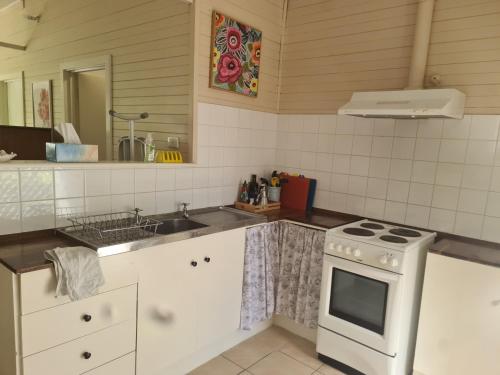 Η κουζίνα ή μικρή κουζίνα στο Kooloora Cottage