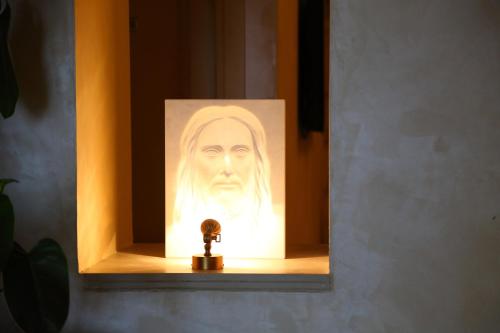 a picture of a statue of a head in a light at Agriturismo Monticelli in Mussomeli