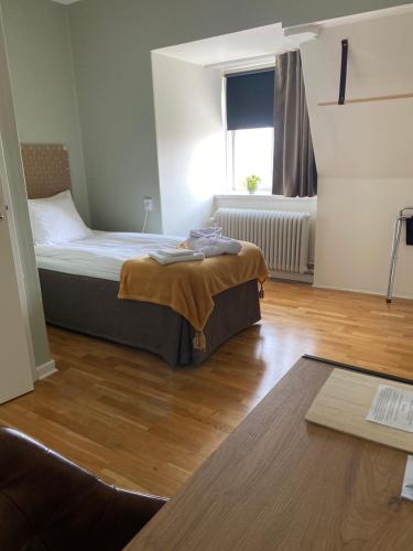 a room with two beds and a table in it at Hotell & Bistro Rödesund in Karlsborg