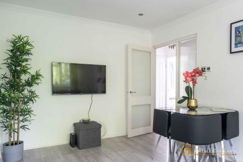 TV i/ili multimedijalni sistem u objektu Stylish Flat 2 Bedroom with Free Wifi & Parking Chigwell Epping London