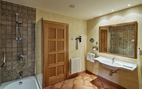 Ванна кімната в Sercotel Toledo Renacimiento