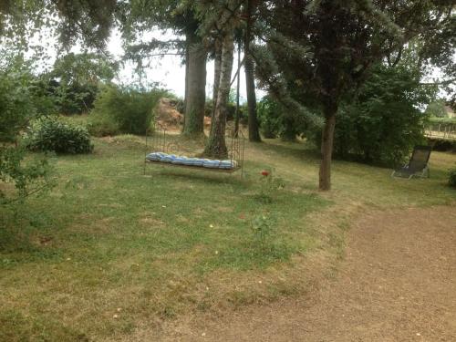 un banco del parque sentado en medio de un patio en propriété familiale MERLE proche PARAY LE MONIAL en Vauban