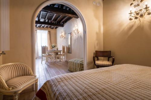 1 dormitorio con 1 cama, mesa y sillas en The Luxury Madonnina Suite, en Vernazza
