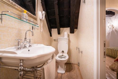 ein Bad mit einem Waschbecken und einem WC in der Unterkunft The Luxury Madonnina Suite in Vernazza