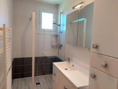 Et badeværelse på Holiday Home in Santec near Dossen Beach