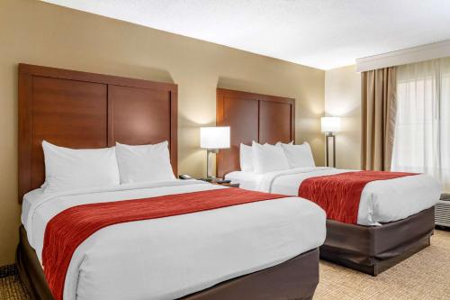 a hotel room with two beds and two lamps at Comfort Inn & Suites Macon North I-75 in Macon