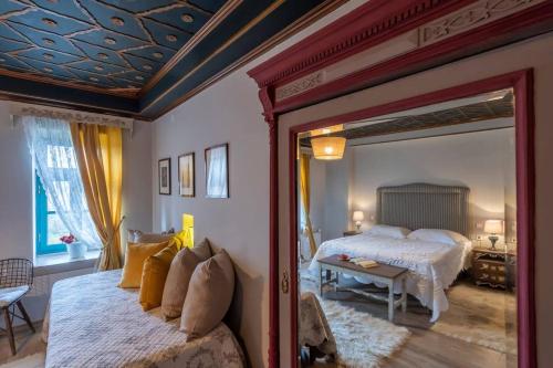 een slaapkamer met een grote spiegel en een bed bij Shamrock Elati Retreats in Elati Zagori