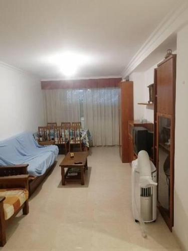 ein Schlafzimmer mit einem Bett und einem Tisch in einem Zimmer in der Unterkunft Piso en Raxó in Raxo