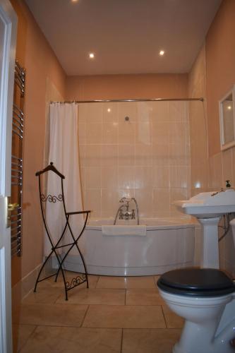 un bagno con vasca, WC e lavandino di West End Apartment a Edimburgo