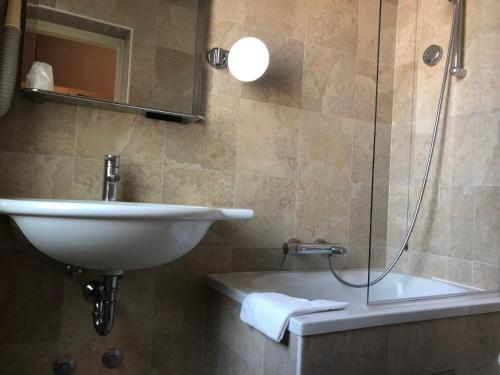 Bilik mandi di Hotel Lugano Torretta