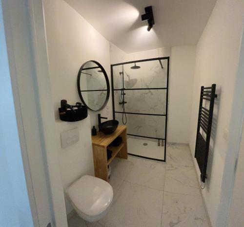 A bathroom at De Flat - Licht en luxueus appartement bij Het Zuid
