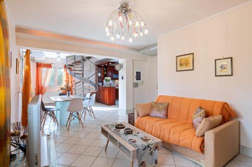 哈爾基斯的住宿－Villa Stilvi II - Α Full of Positive Energy House，客厅配有沙发和桌子