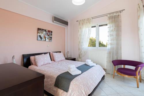 En eller flere senger på et rom på Villa Stilvi II - Α Full of Positive Energy House