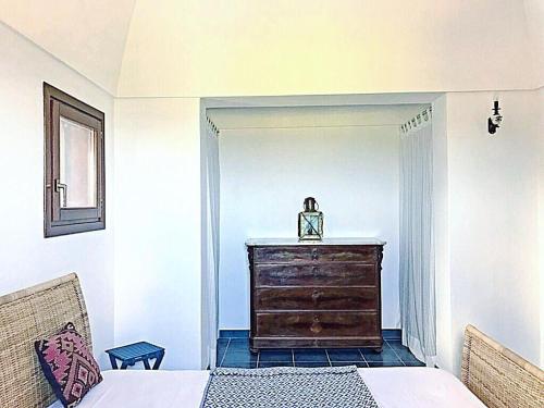 1 dormitorio con 1 cama y vestidor en dammuso dehors, en Pantelleria