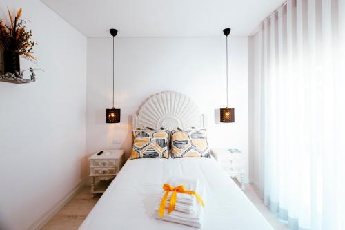 - une chambre dotée d'un lit blanc avec un oriel dans l'établissement Delmira Vineyard House, à Águas de Moura