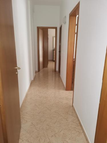 een gang met twee deuren en een tegelvloer bij Home in Vlorë