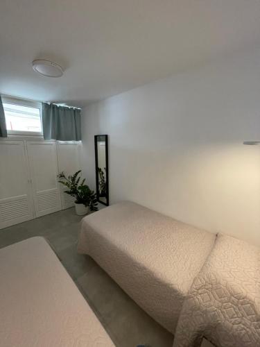 sypialnia z łóżkiem, lustrem i oknem w obiekcie Apartamento JOSE w mieście San Bartolomé