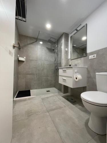 W łazience znajduje się toaleta oraz prysznic z lustrem. w obiekcie Apartamento JOSE w mieście San Bartolomé