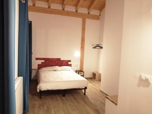 1 dormitorio con 1 cama en una habitación en Casa rural Lastoetxe en Larrauri