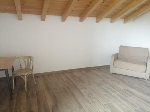 a living room with a chair and a table at Casa rural Lastoetxe in Larrauri
