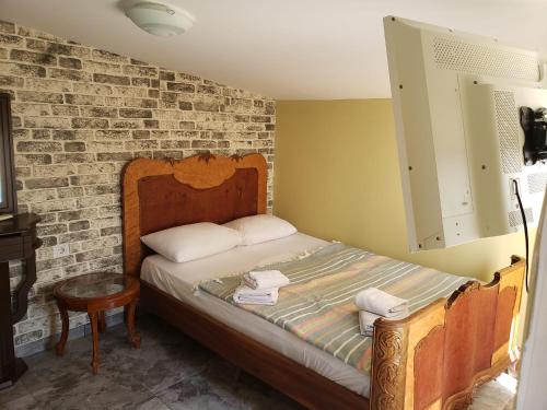 sypialnia z łóżkiem z ceglaną ścianą w obiekcie Dıonysos otel & adakahvaltı & restoran w mieście Çanakkale
