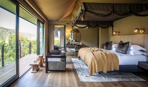 Cama o camas de una habitación en Botlierskop Tented Lodge