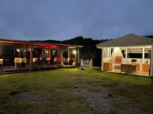 una casa con cortile e patio e una casa con di Cantinho de Campos a Campos do Jordão