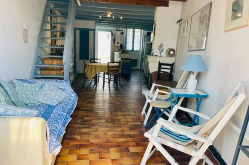 uma sala de estar com um sofá, cadeiras e uma mesa em House Rétaise With Garden Close To The Sea em La Couarde-sur-Mer