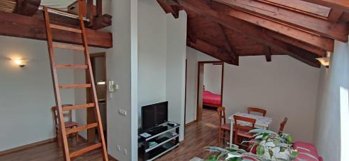 sala de estar con escalera y chimenea en Apartments Vila Bovec, en Bovec