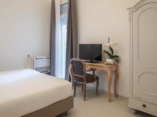 a bedroom with a desk with a computer and a bed at Living u HomeSuites in Lecce