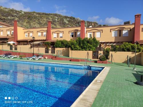 une grande piscine en face d'un bâtiment dans l'établissement Casa Alberto, à Breña Baja
