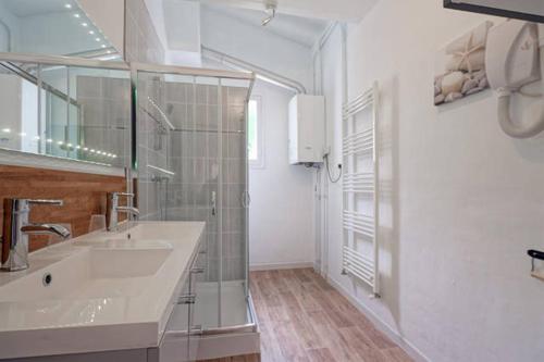 Koupelna v ubytování LOCBASQUE-COM - BEGIAK URAN - Villa Les Yeux Dans L'eau 3 ETOILES - WIFI