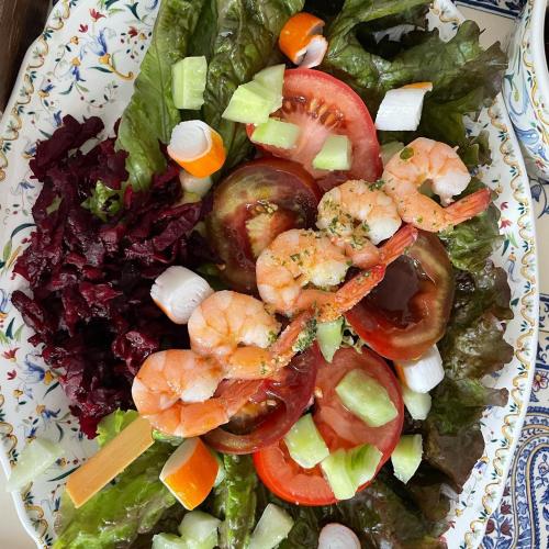 une salade avec des crevettes et des légumes sur une assiette dans l'établissement EVASION DE LOIRE, à Jargeau