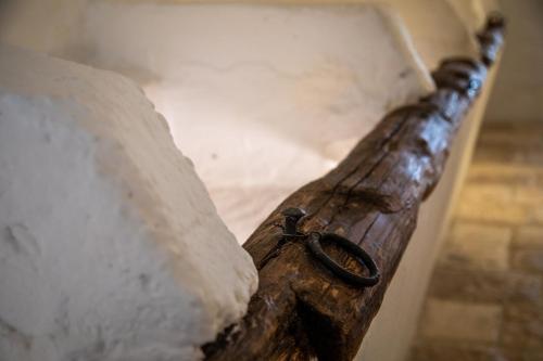 a wooden beam with a ring on top of it at MASSERIA SCALEDDA in Manduria