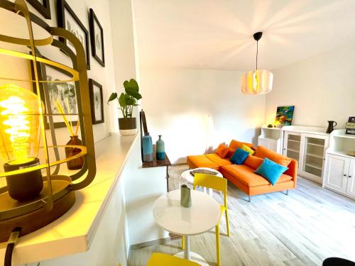 un salon avec un canapé et une table dans l'établissement L’ESCALE, à Bergerac