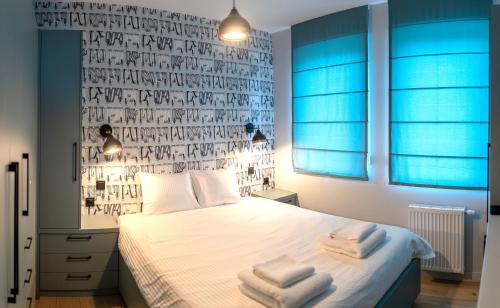 een slaapkamer met een bed met handdoeken erop bij Made for You AMC apartament przy AquaParku in Rumia
