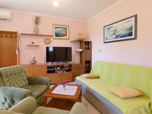 ein Wohnzimmer mit 2 Sofas und einem TV in der Unterkunft Apartment Laganis in Plovanija