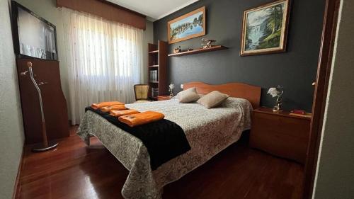 Tempat tidur dalam kamar di Amezola 1- Habitación con baño incorporado en casa compartida