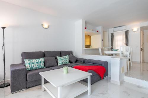 - un salon avec un canapé et une table dans l'établissement Porto Cari 9 Apart Marina Cala dor, à Cacla D'or