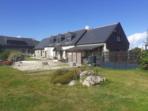 a house with a fence and a yard at Locarn Lodge, Goas Rep in Locarn