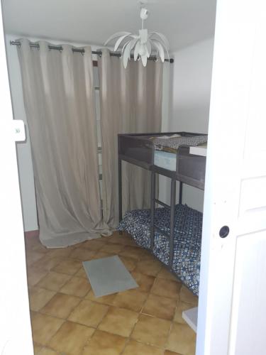Cette chambre comprend un bureau et une table avec un rideau. dans l'établissement la picarde, à La Seyne-sur-Mer